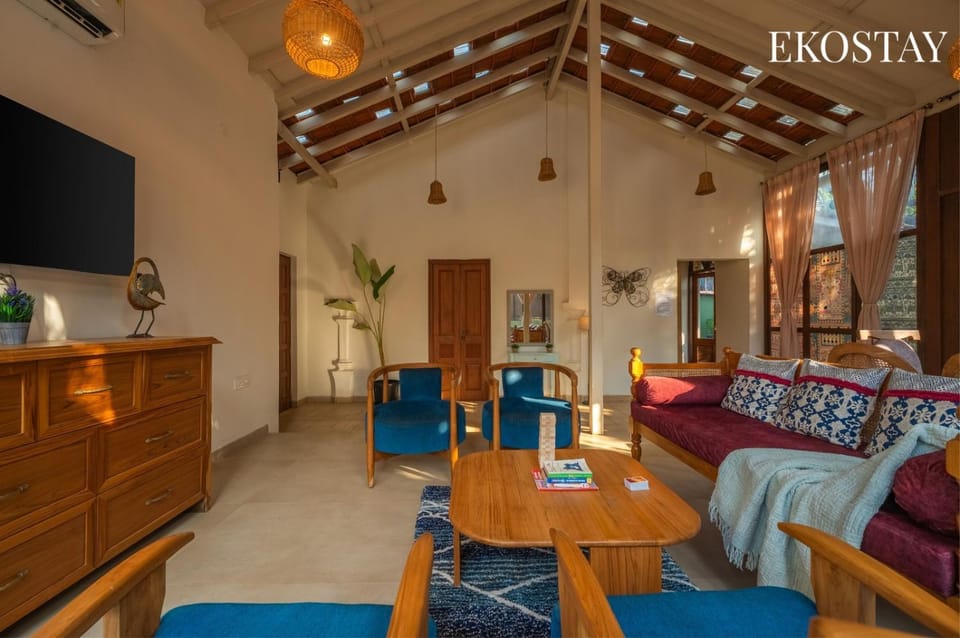 Communal lounge/ TV room, TV and multimedia, Living room, Seating area, Evening entertainment, Text overlay
