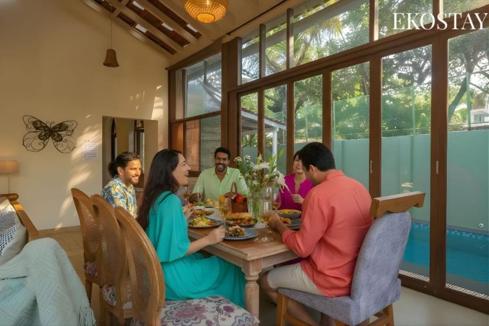 Restaurant/places to eat, People, Food and drinks, Banquet/Function facilities, Dining area, Food, Guests, group of guests