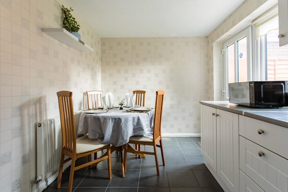 Dining area, microwave, oven