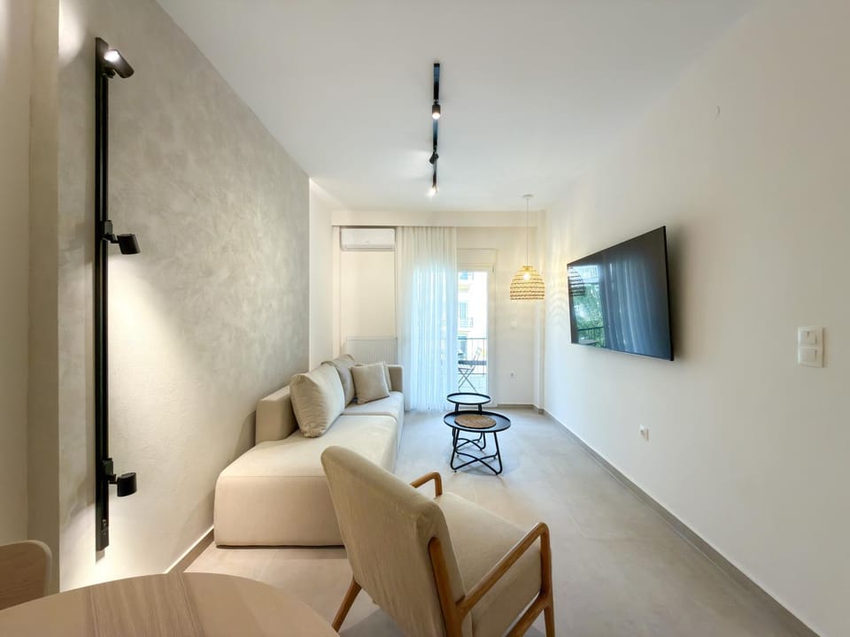 TV and multimedia, Living room, Seating area, Entertainment, internet, air conditioner