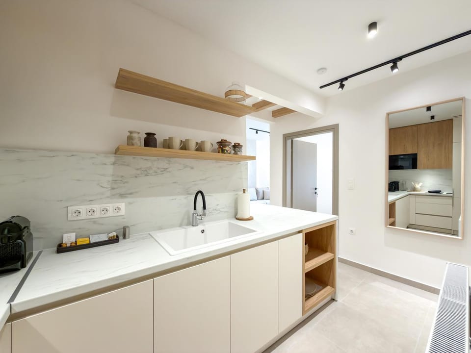 Coffee/tea facilities, oven, stove, kitchen