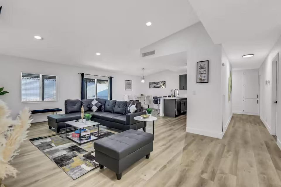 TV and multimedia, Kitchen or kitchenette, Living room, Seating area, Dining area
