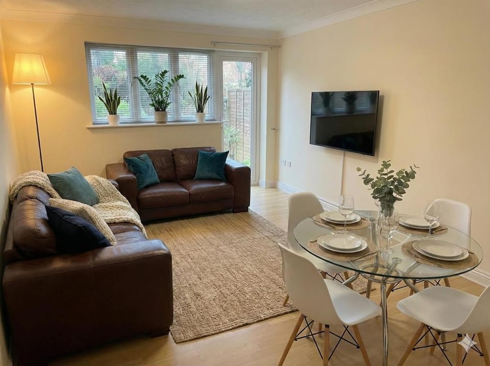 Communal lounge/ TV room, TV and multimedia, Living room, Seating area, Dining area, Evening entertainment