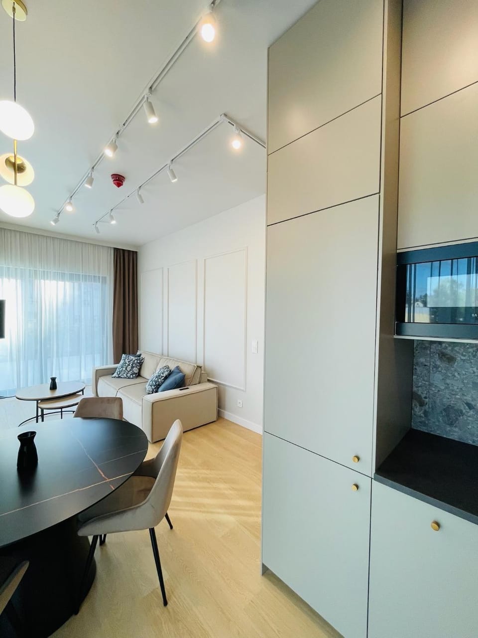 Kitchen or kitchenette, Dining area