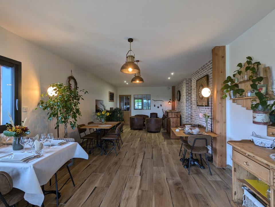 Food and drinks, Seating area, Food