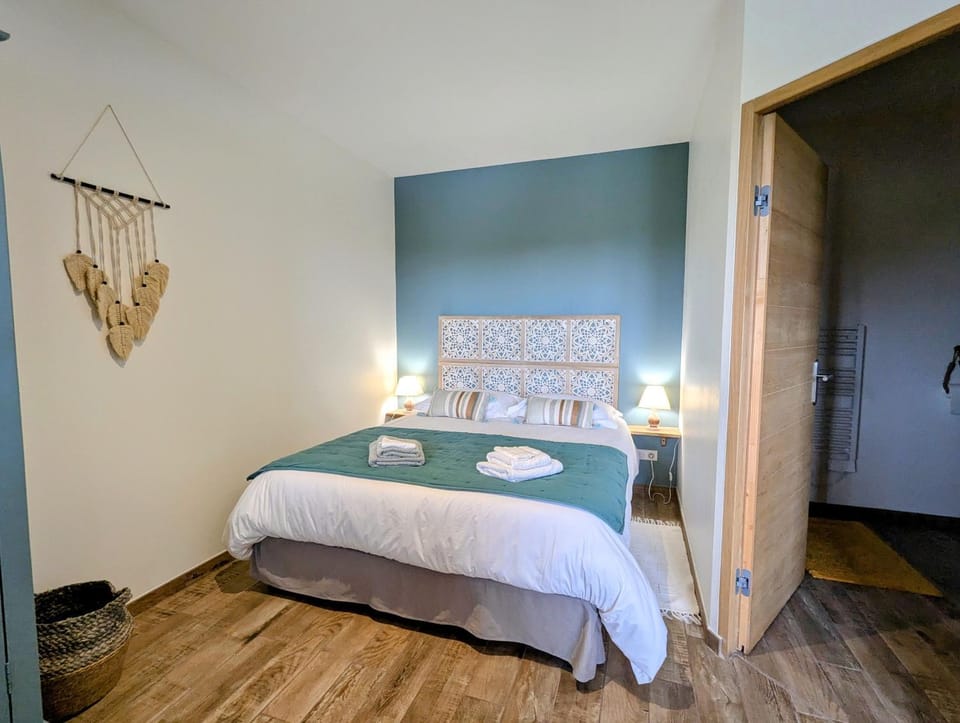 Bed, Photo of the whole room, towels, wardrobe
