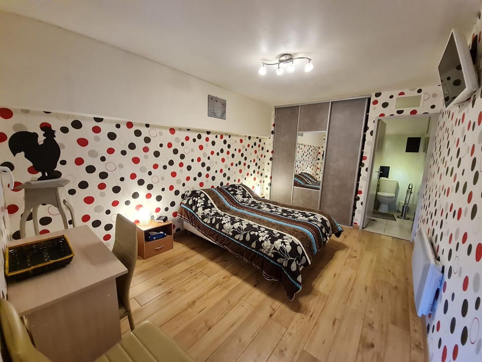Bed, Photo of the whole room, Bedroom