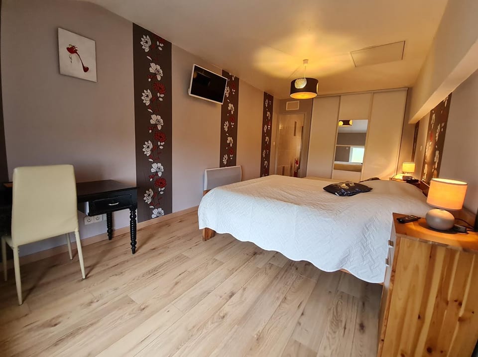 Bed, TV and multimedia, Photo of the whole room, Bedroom