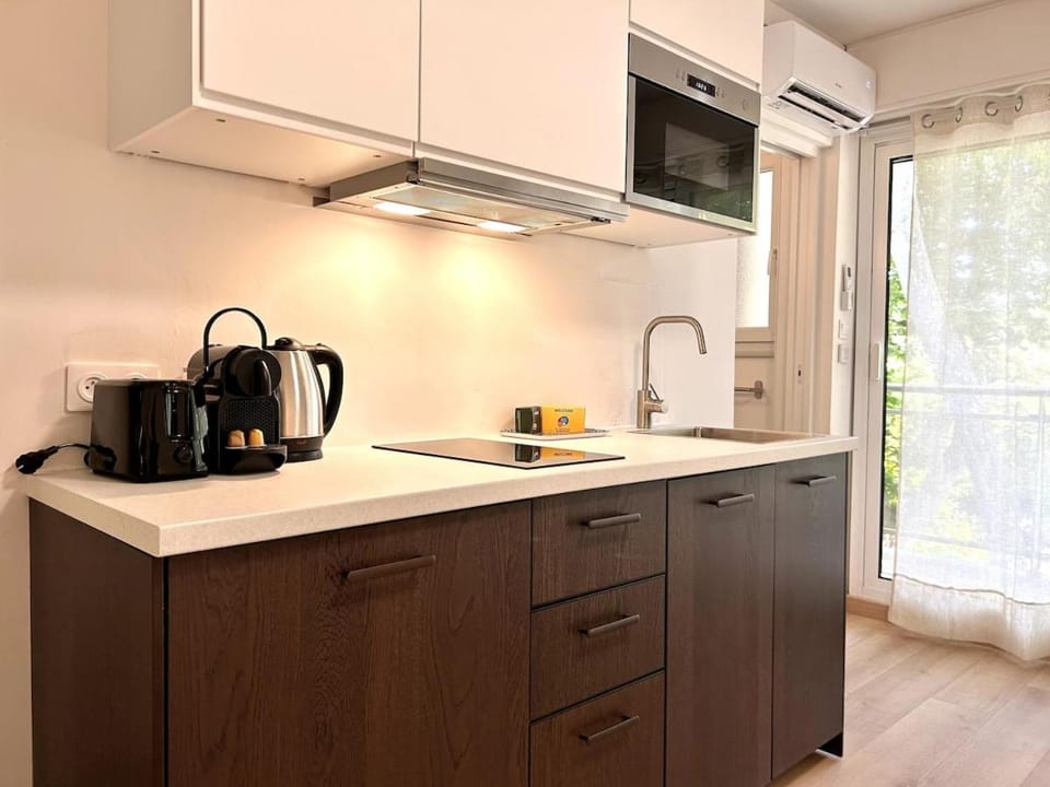 Coffee/tea facilities, Kitchen or kitchenette, stove, toaster
