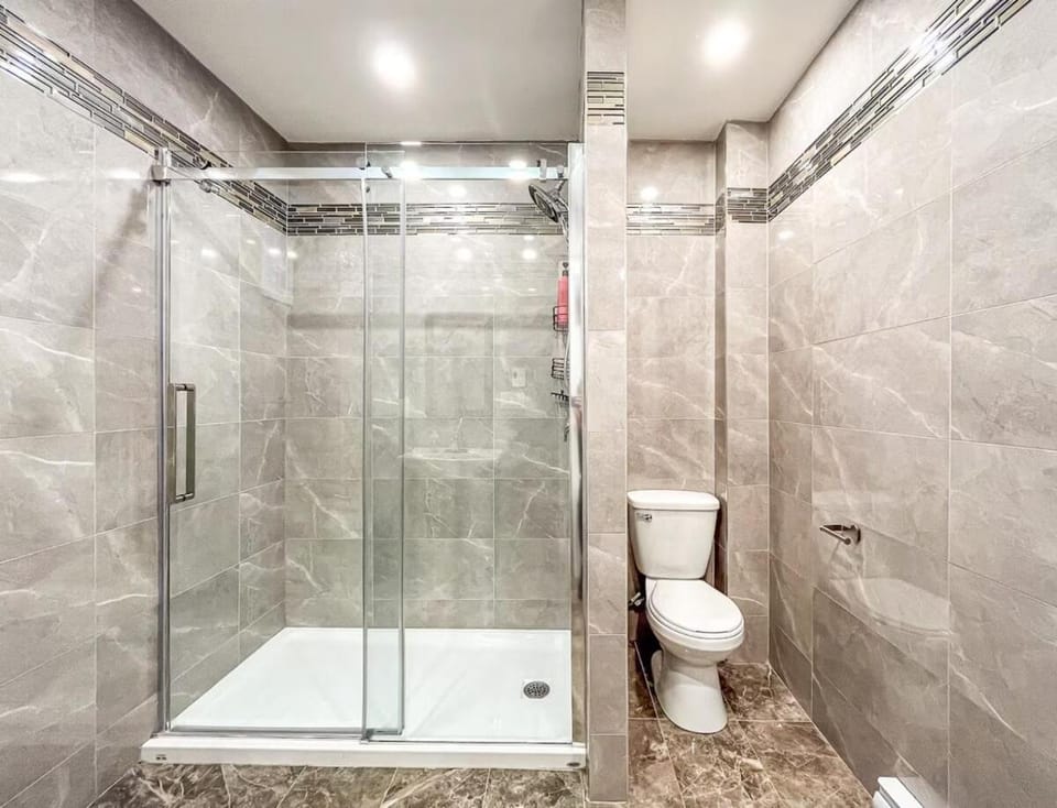 Upscale 2BR Retreat - Parking - 2 Queen Suites Apartment in Montreal