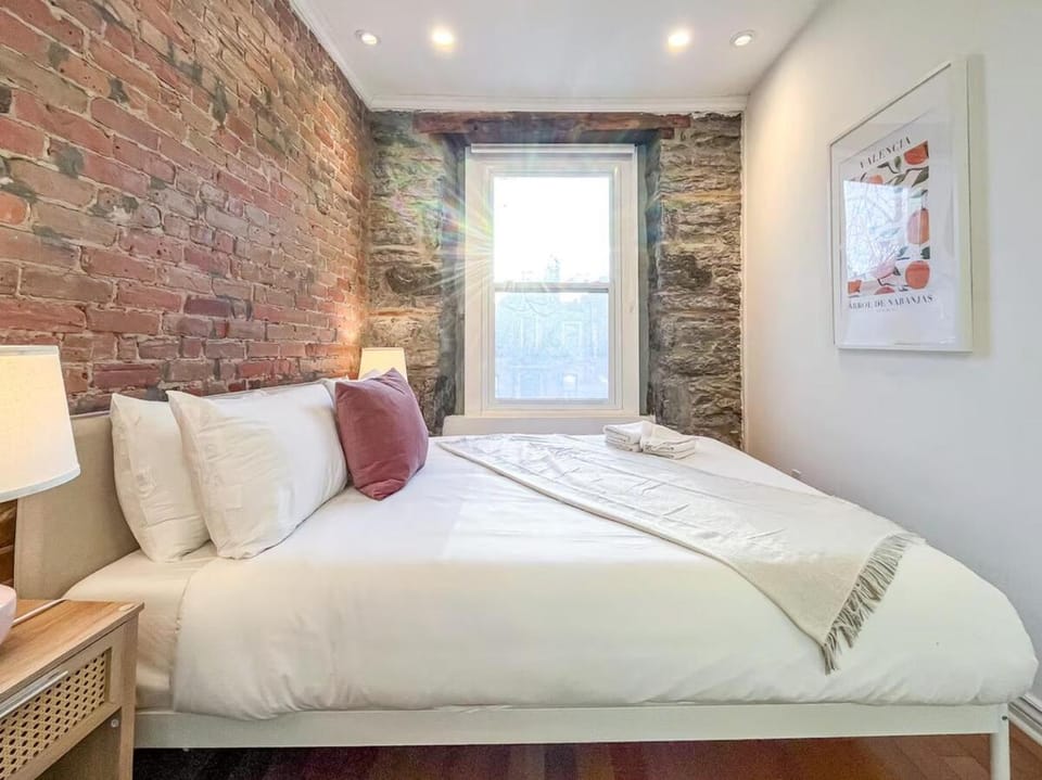 Upscale 2BR Retreat - Parking - 2 Queen Suites Apartment in Montreal