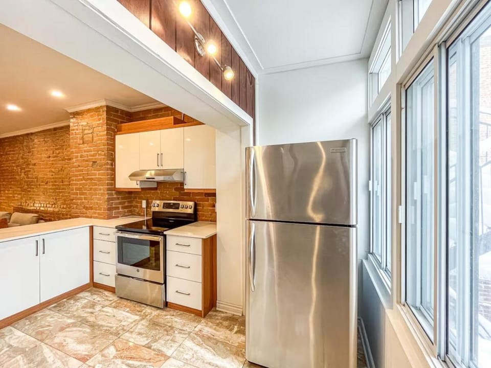 Upscale 2BR Retreat - Parking - 2 Queen Suites Apartment in Montreal