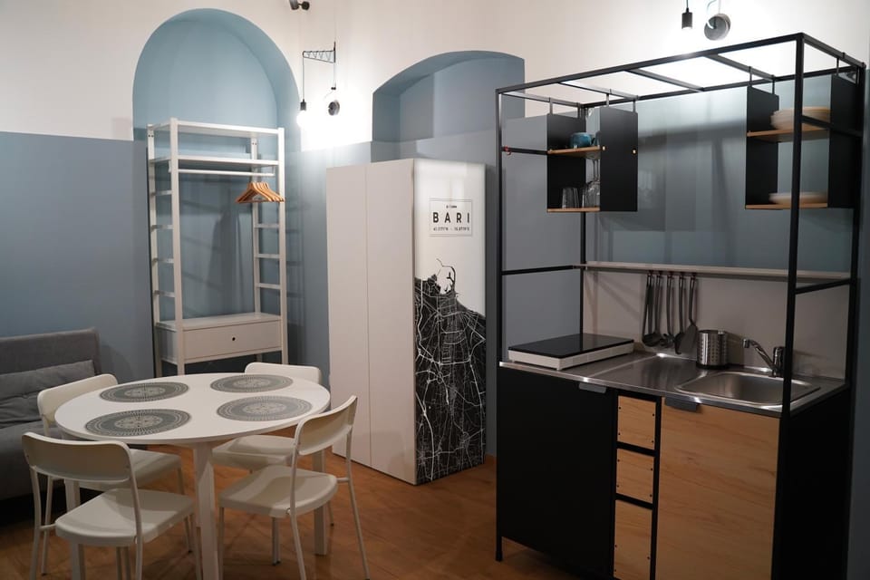 Kitchen or kitchenette, Dining area, stove