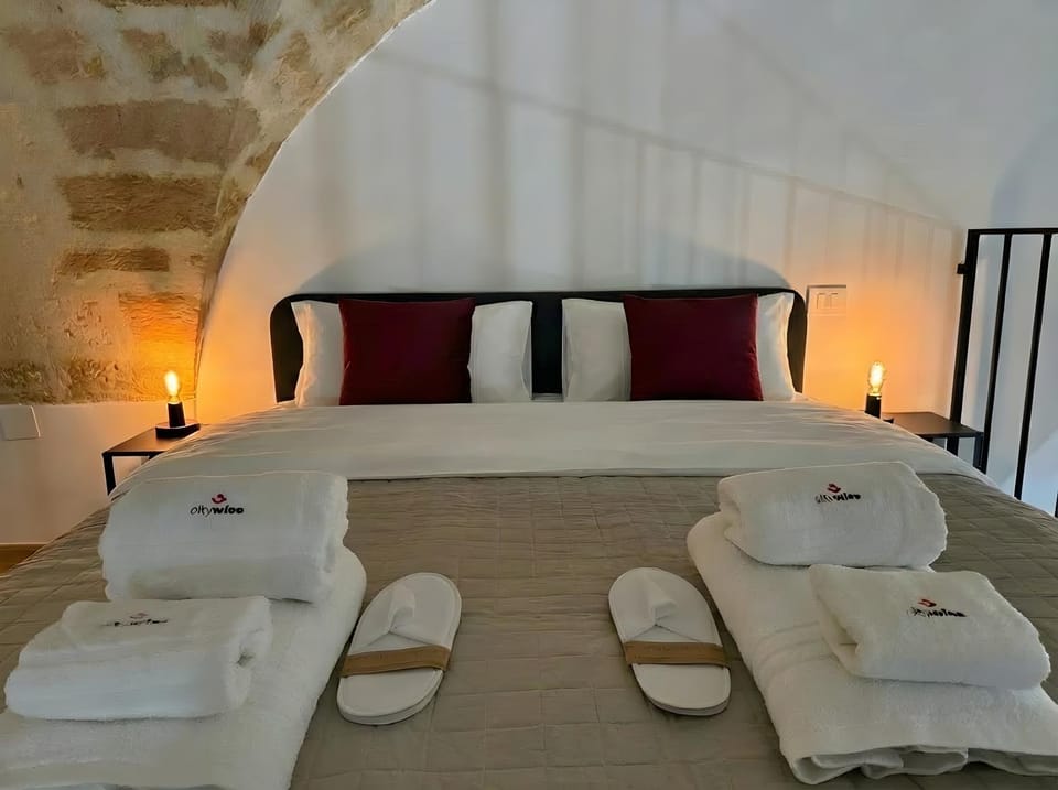 Bed, Photo of the whole room, Bedroom, towels