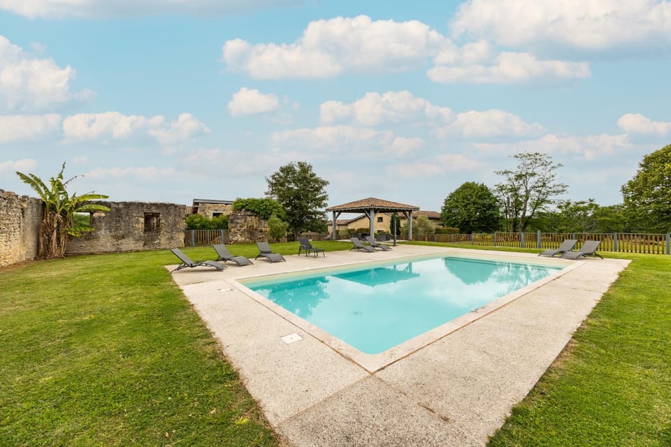 Domaine Canteloup Vignes Et Piscine House in Nouvelle-Aquitaine