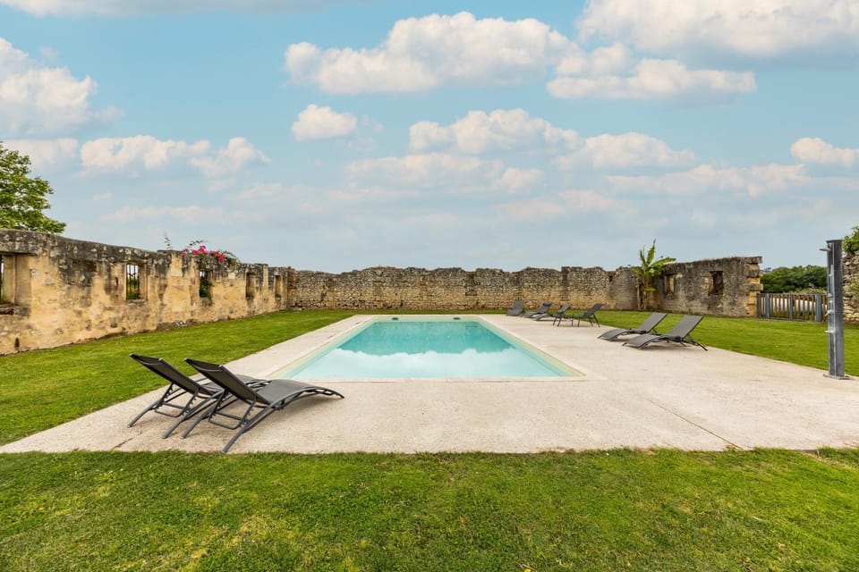 Domaine Canteloup Vignes Et Piscine House in Nouvelle-Aquitaine
