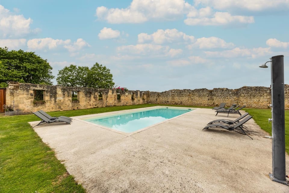 Domaine Canteloup Vignes Et Piscine House in Nouvelle-Aquitaine