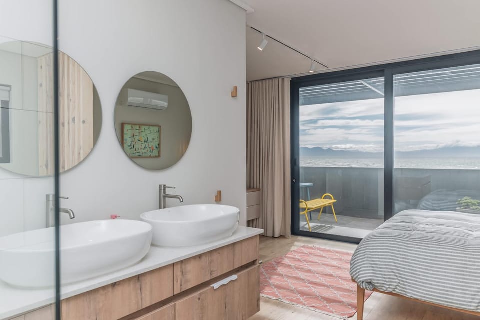 Wavescapes Retro Penthouse Apartment in Cape Town