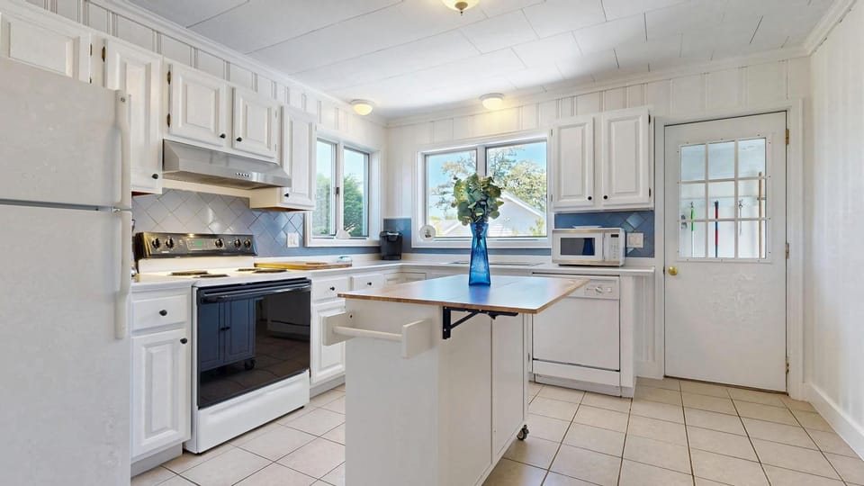 Hank's Hideaway by Bayley Vacation Rentals House in Pine Point