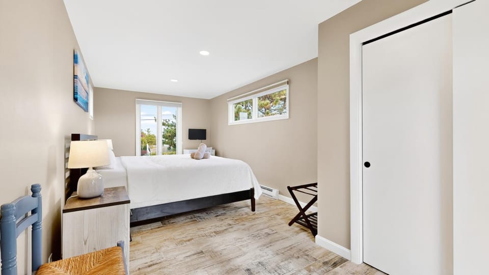 Salty Dolphin by Bayley Vacation Rentals House in Scarborough