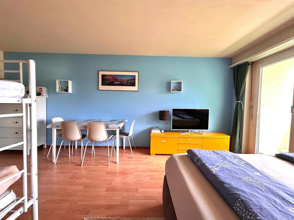 Bed, TV and multimedia, Living room, Photo of the whole room, Seating area, Bedroom, bunk bed