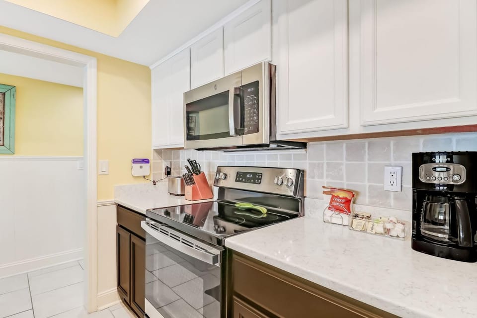 Vibrant Ocean View Getaway - Fernandina Beach Apartment in Fernandina Beach