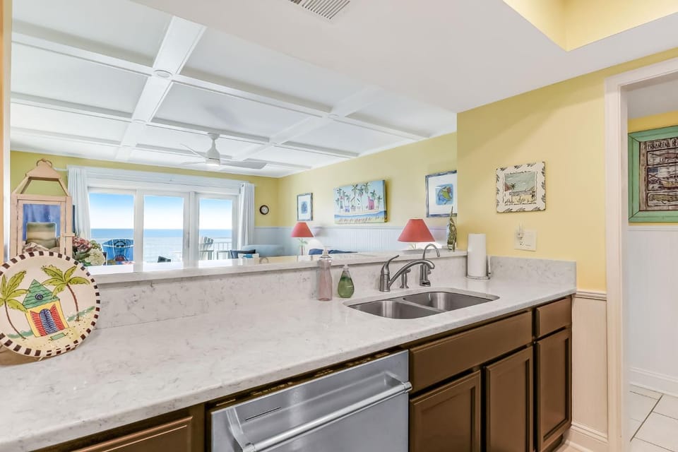 Vibrant Ocean View Getaway - Fernandina Beach Apartment in Fernandina Beach