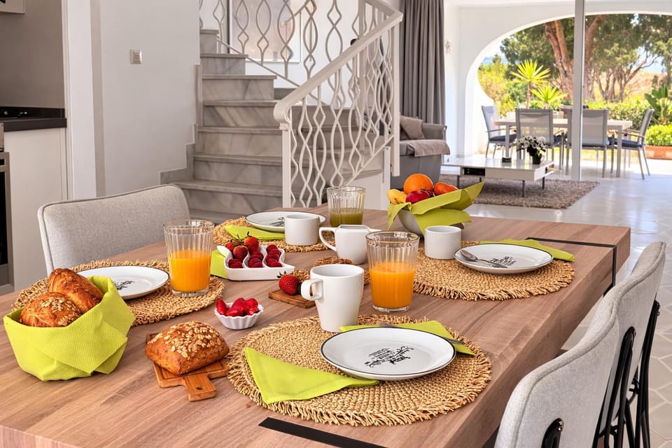 Food and drinks, Dining area, Food, Breakfast, Continental breakfast