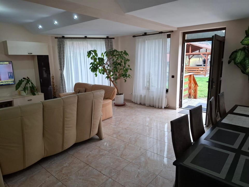 TV and multimedia, Living room, Seating area, Dining area, Area and facilities, heating