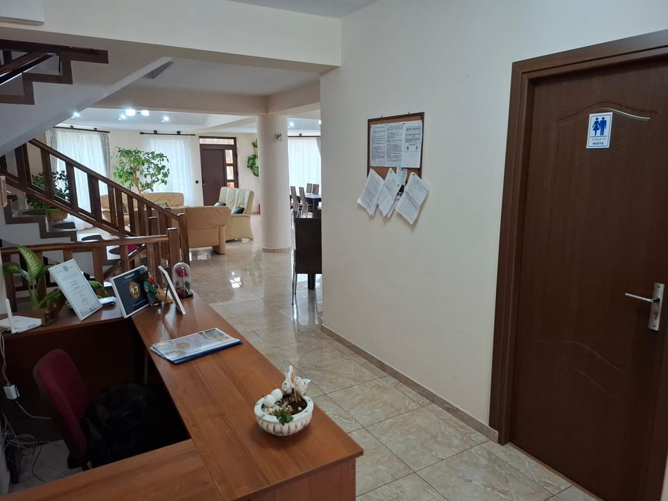 Toilet, Living room, Lobby or reception, Banquet/Function facilities, Dining area
