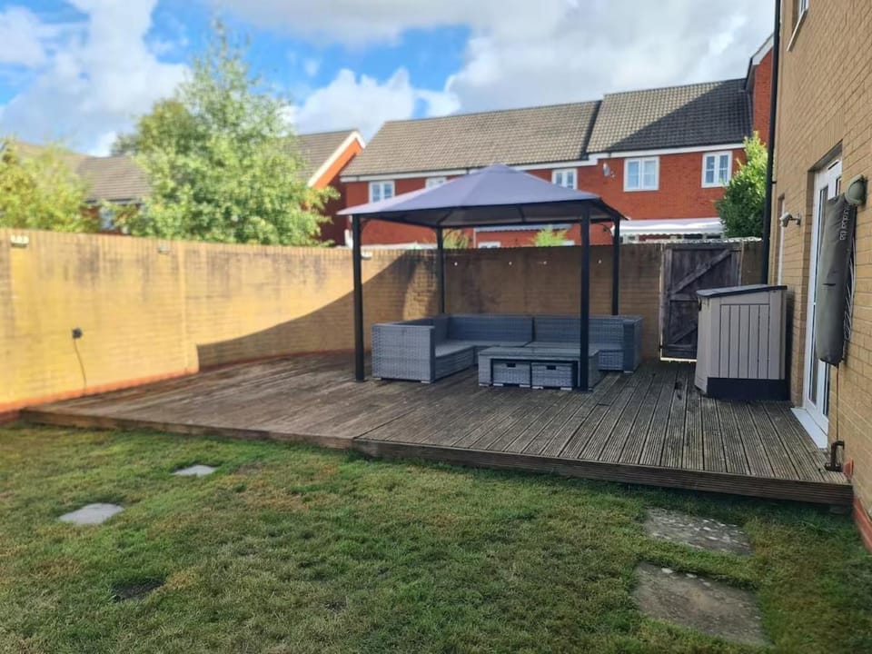 Spacious 3-Bed Home with Private Gym & Garden House in Exeter