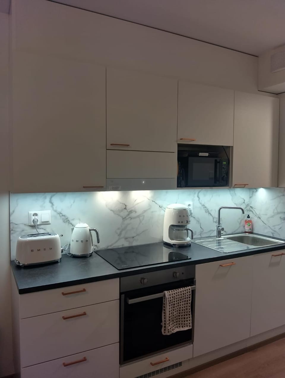 Coffee/tea facilities, Kitchen or kitchenette, dishwasher, microwave, stove, toaster