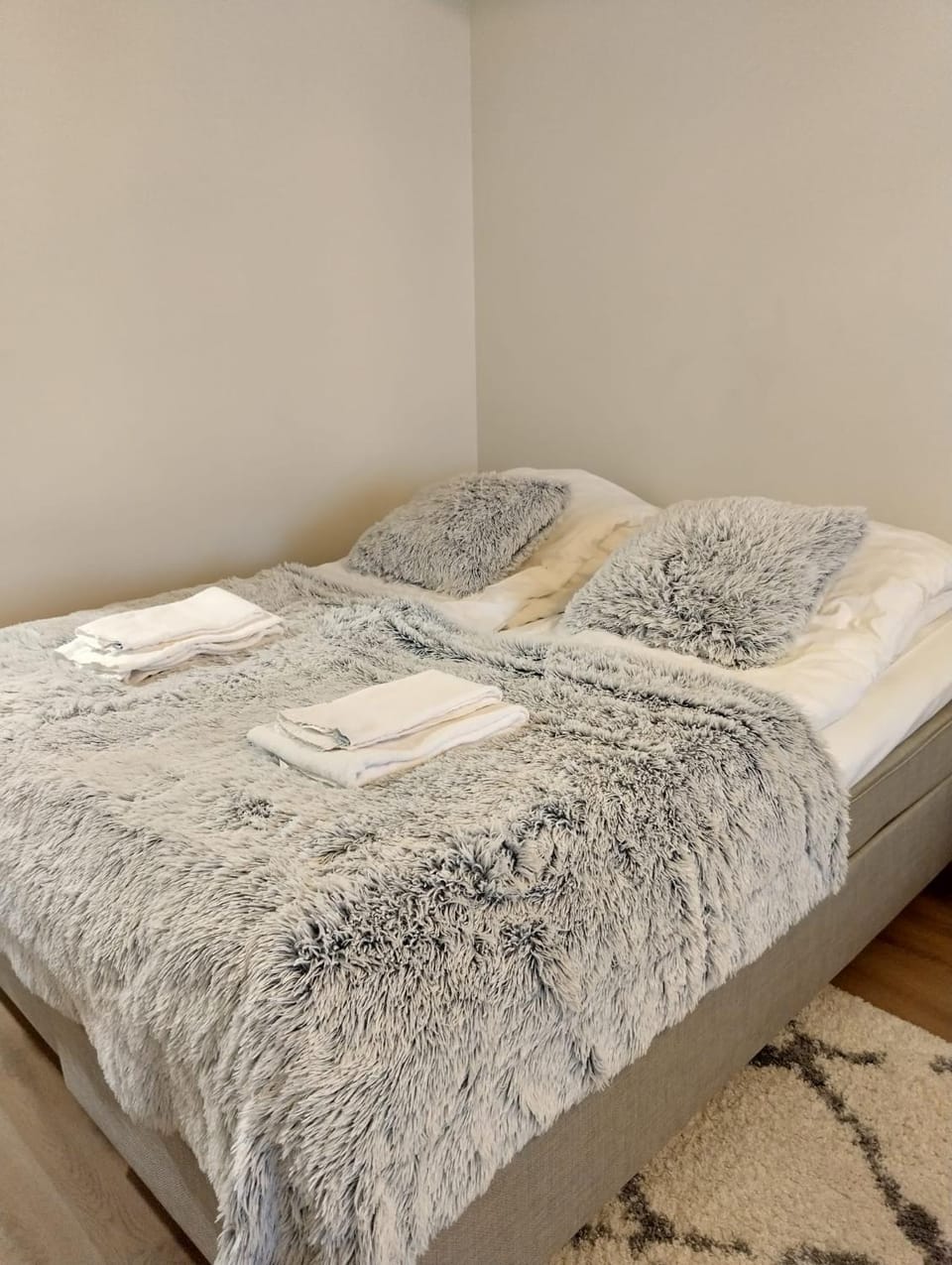 Bed, towels