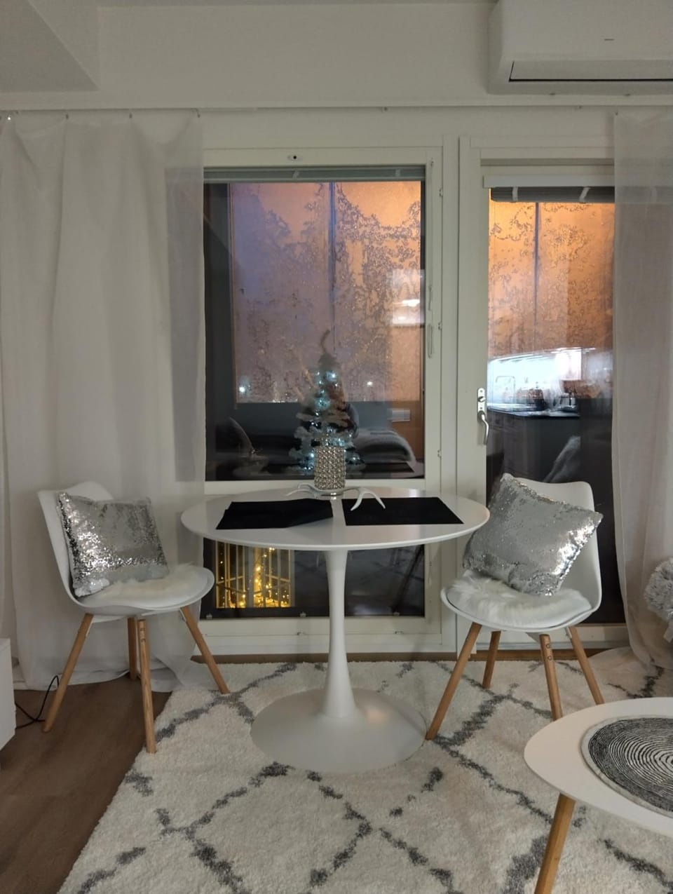 Seating area, Dining area