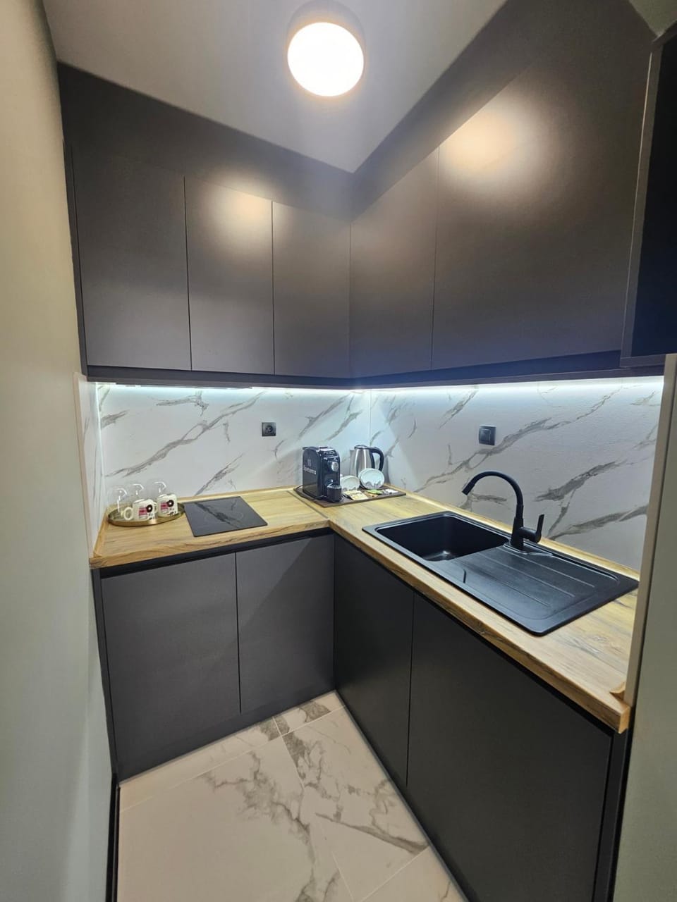 Coffee/tea facilities, Kitchen or kitchenette, stove