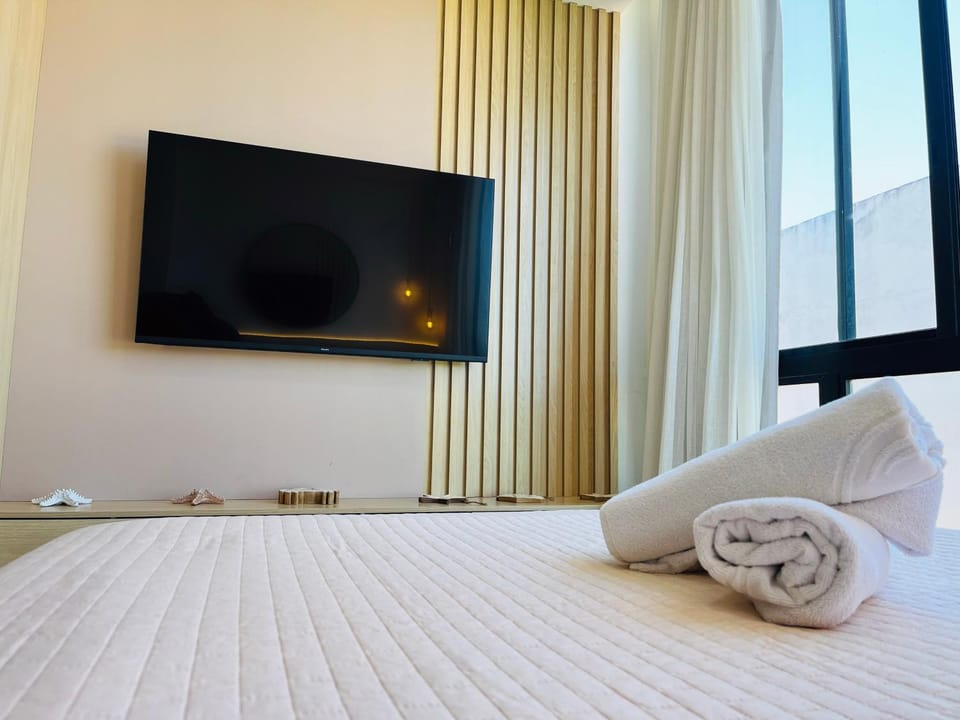 Bed, TV and multimedia, Bedroom