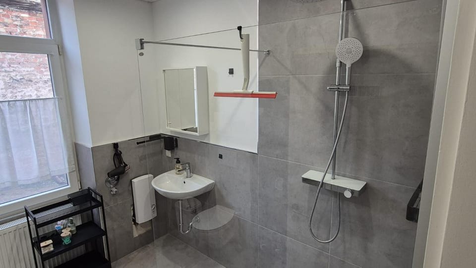 Shower, Toilet, Bathroom, towels