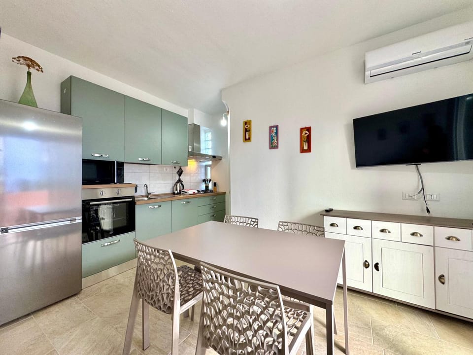 TV and multimedia, Kitchen or kitchenette, Living room, Dining area, dishwasher, oven, stove