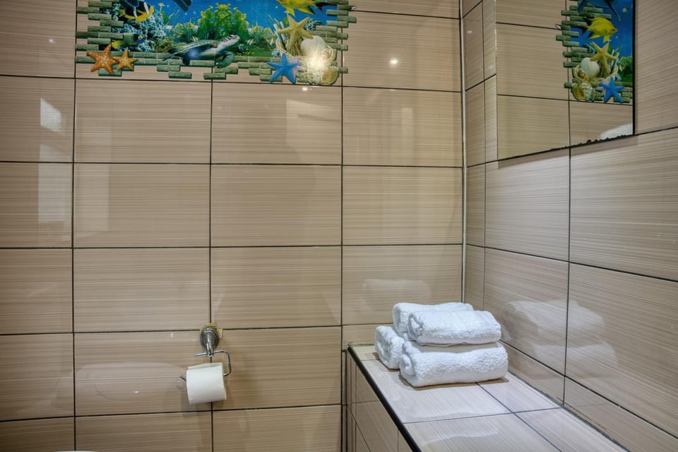 3 Bedrooms Sleeps 7 Free Parking House in Prestwich