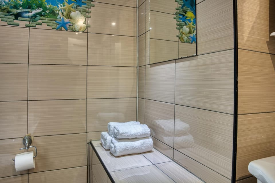 3 Bedrooms Sleeps 7 Free Parking House in Prestwich