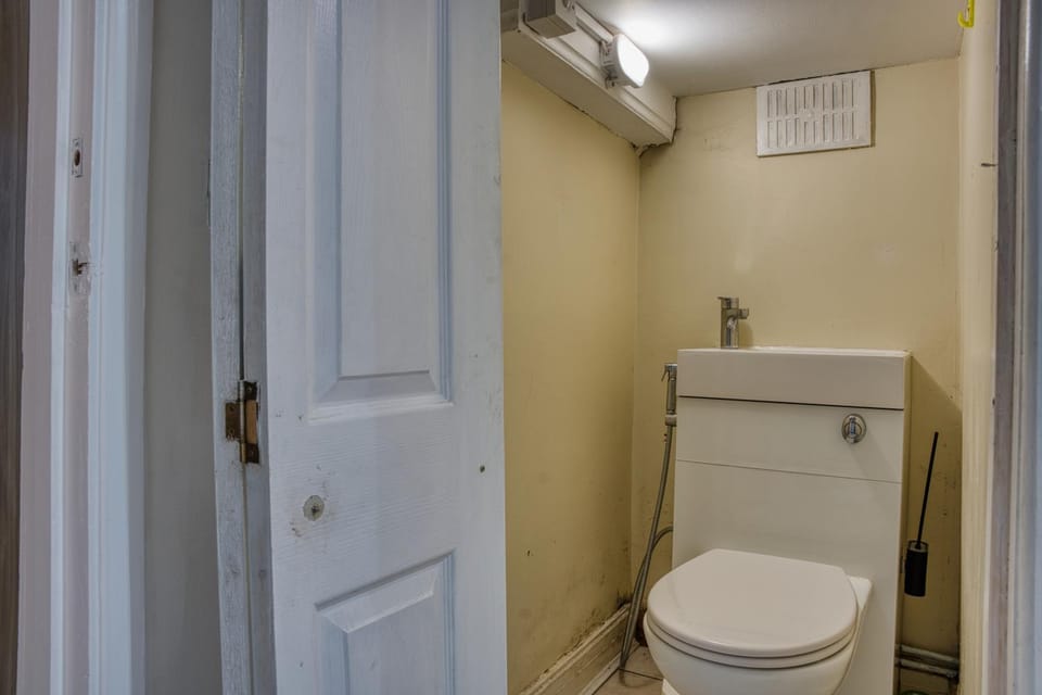 3 Bedrooms Sleeps 7 Free Parking House in Prestwich