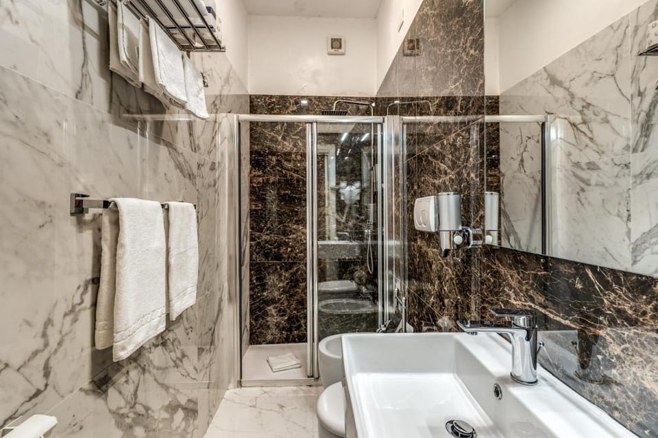 Shower, Toilet, Bathroom, towels
