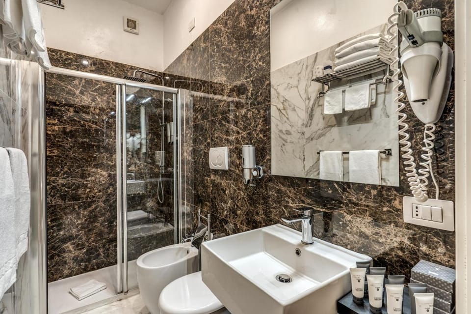 Shower, Toilet, Bathroom, towels
