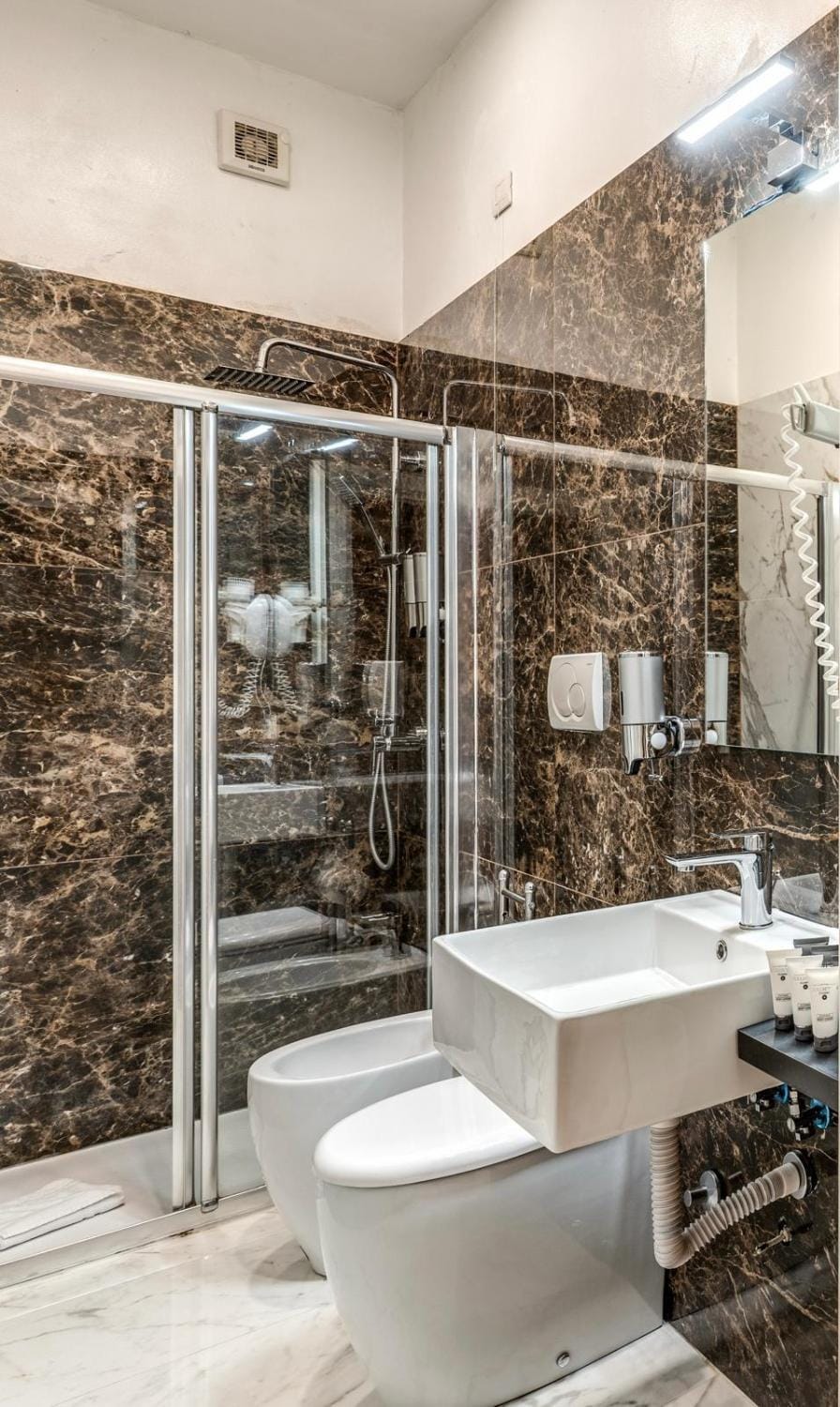 Shower, Toilet, Bathroom, bidet, towels