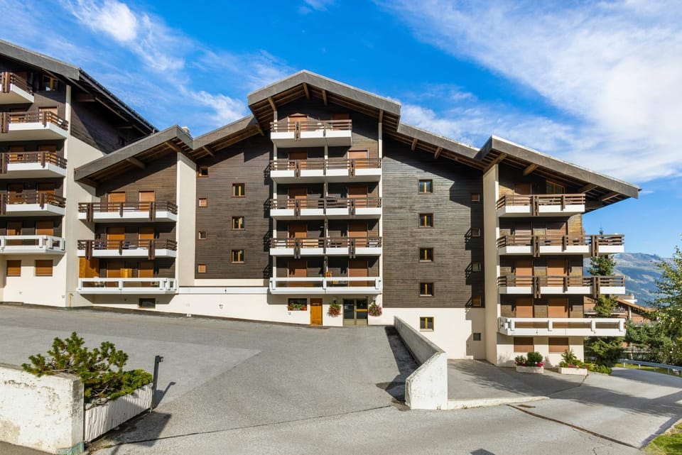 Property building, Facade/entrance, Off site