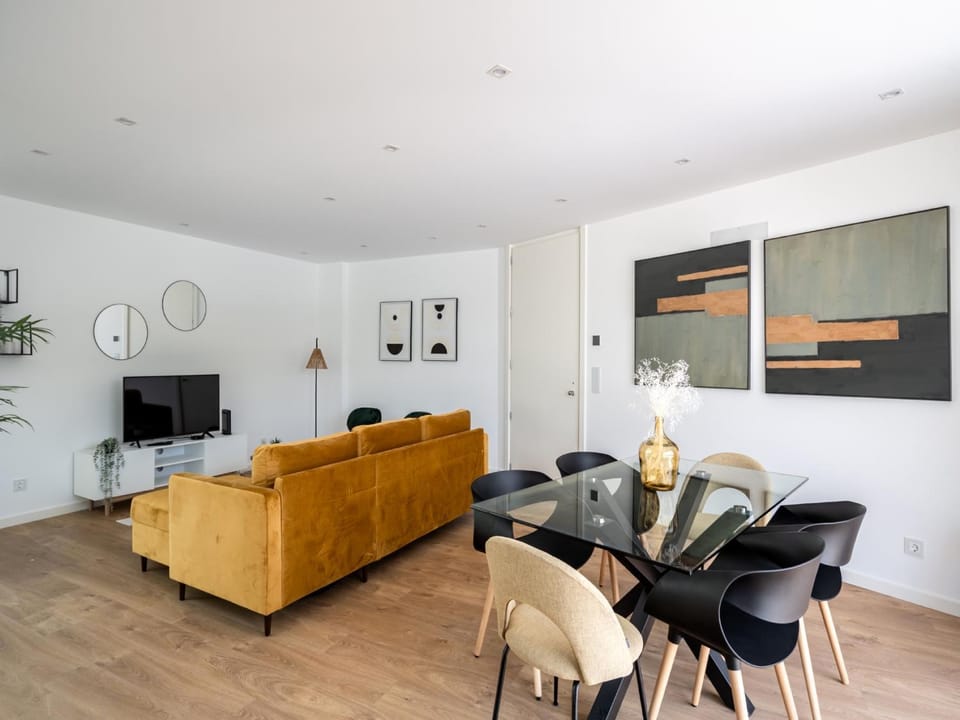 TV and multimedia, Living room, Seating area, Dining area