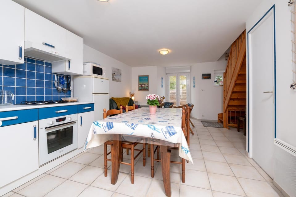 Property building, Kitchen or kitchenette, Living room