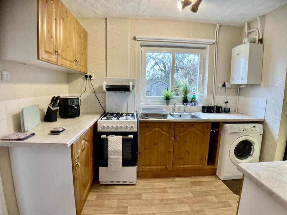 Kitchen or kitchenette, oven, stove, washing machine