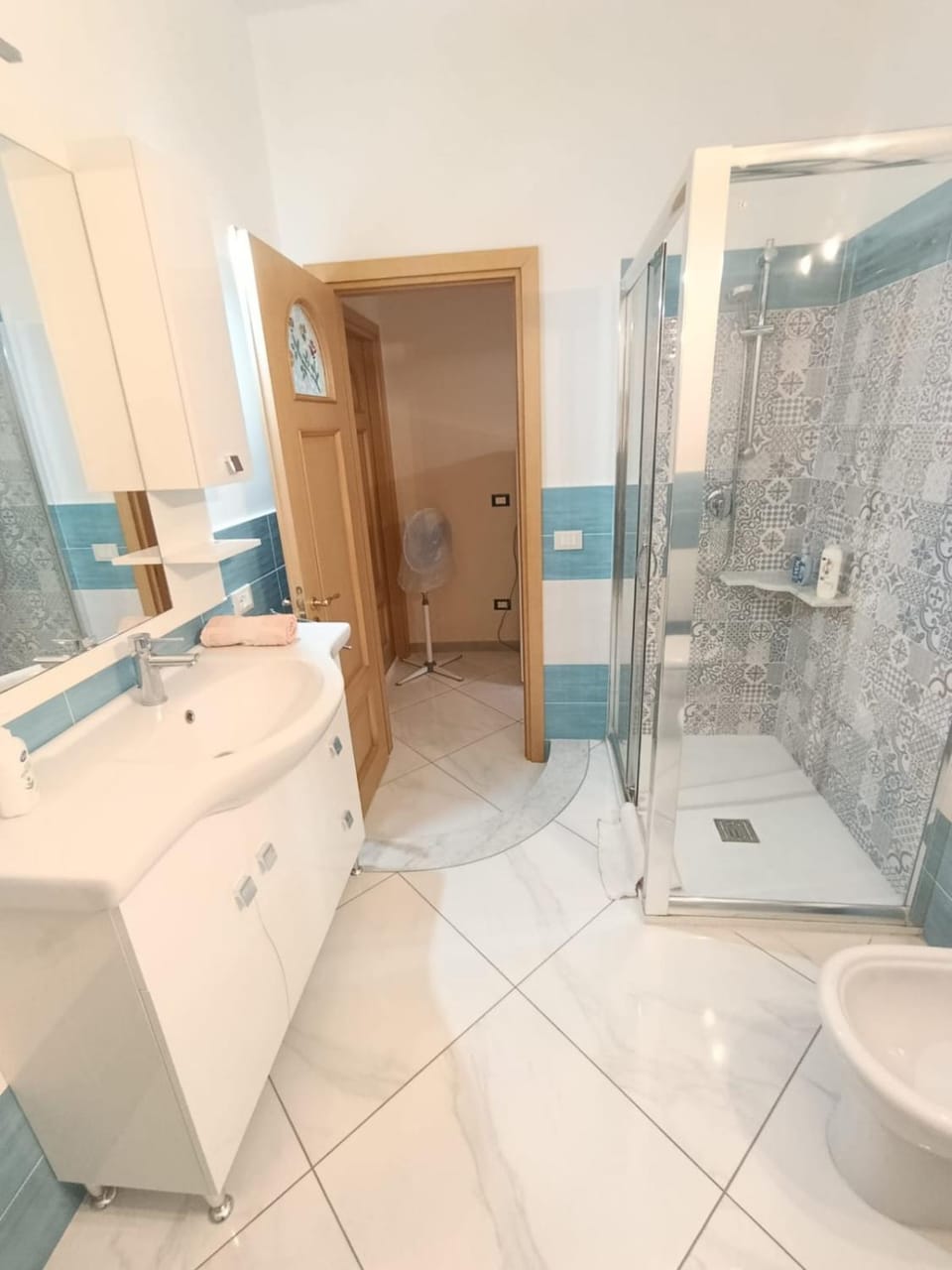 Shower, Toilet, Bathroom, bidet, towels