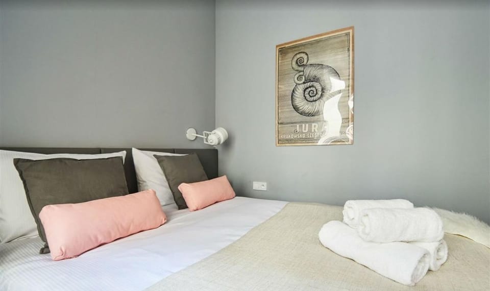 Bed, Other, Photo of the whole room, Decorative detail, Bedroom, towels